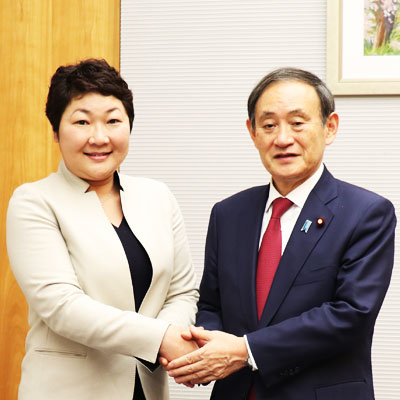 前総理大臣 菅義偉とふちかみ浩美の写真