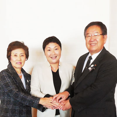 右)前衆議院議員 左藤章 左)大阪市会議員 加藤仁子とふちかみ浩美の写真
